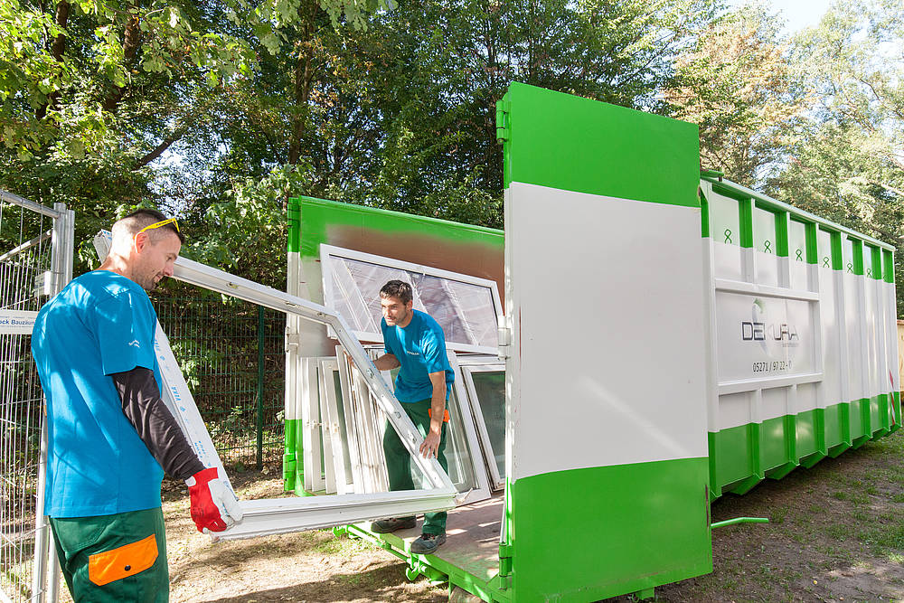 csm_PM_VFF_Kreislaufwirtschaft_Bild_1_Verladung_der_Altfenster_in_Container_Bildquelle_Rewindo_25f3a53558